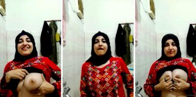 Desi girl showing her boobs squizzing both hands